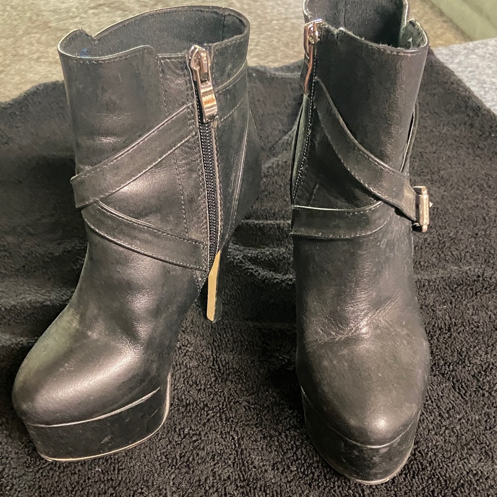 Elegant Black Heeled Boots